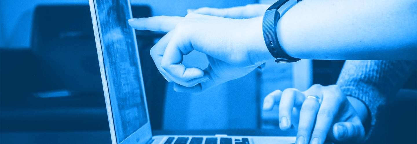 Personne assistant un autre sur son ordinateur